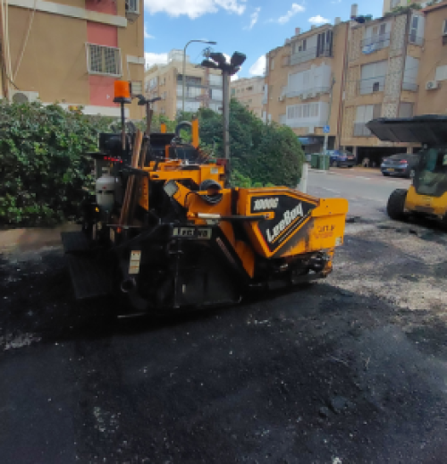 ע. דובי - מפזרת אספלט פינישר