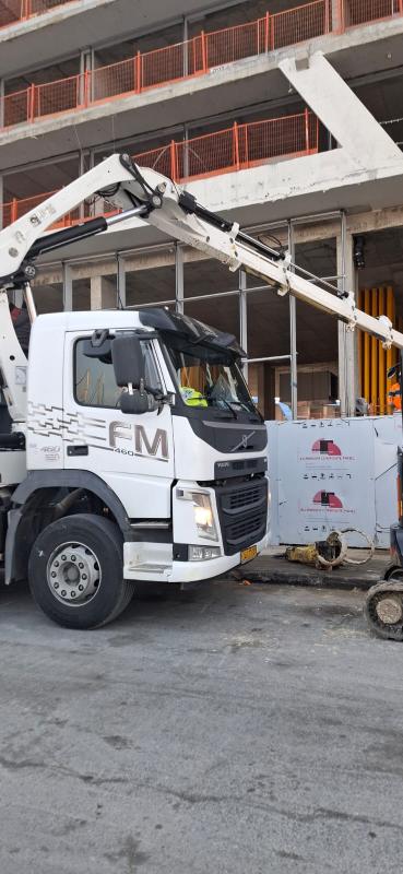 א. מ. ארגון המובילים - משאית ארגז מנוף