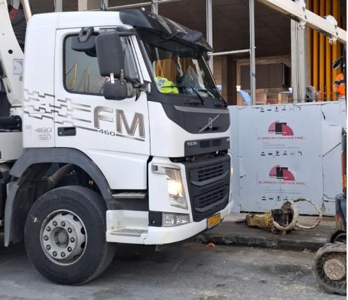 א. מ. ארגון המובילים - משאית ארגז מנוף